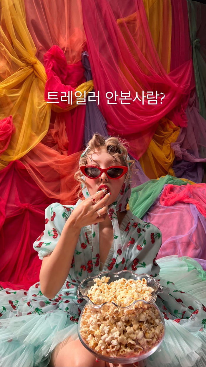 Photo : Nayeon Instagram Story Update - “Anyone who hasn't watched the trailer?