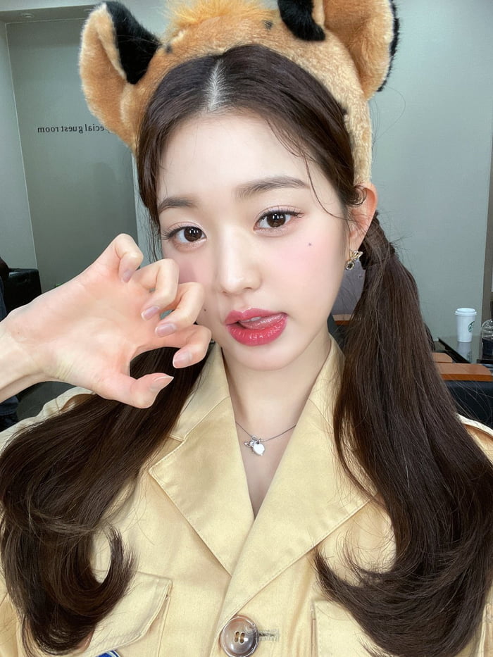 Photo : 220527 KBS Music Bank Twitter Update with Jang Wonyoung