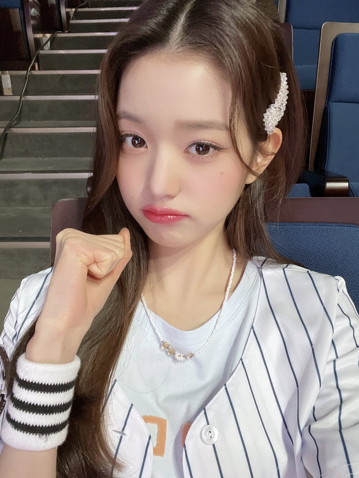 Photo : 220401 IVE Official Twitter Update with Jang Wonyoung