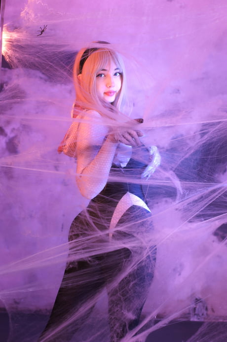 Gwen Stacy cosplay by Kiko Baka 9GAG