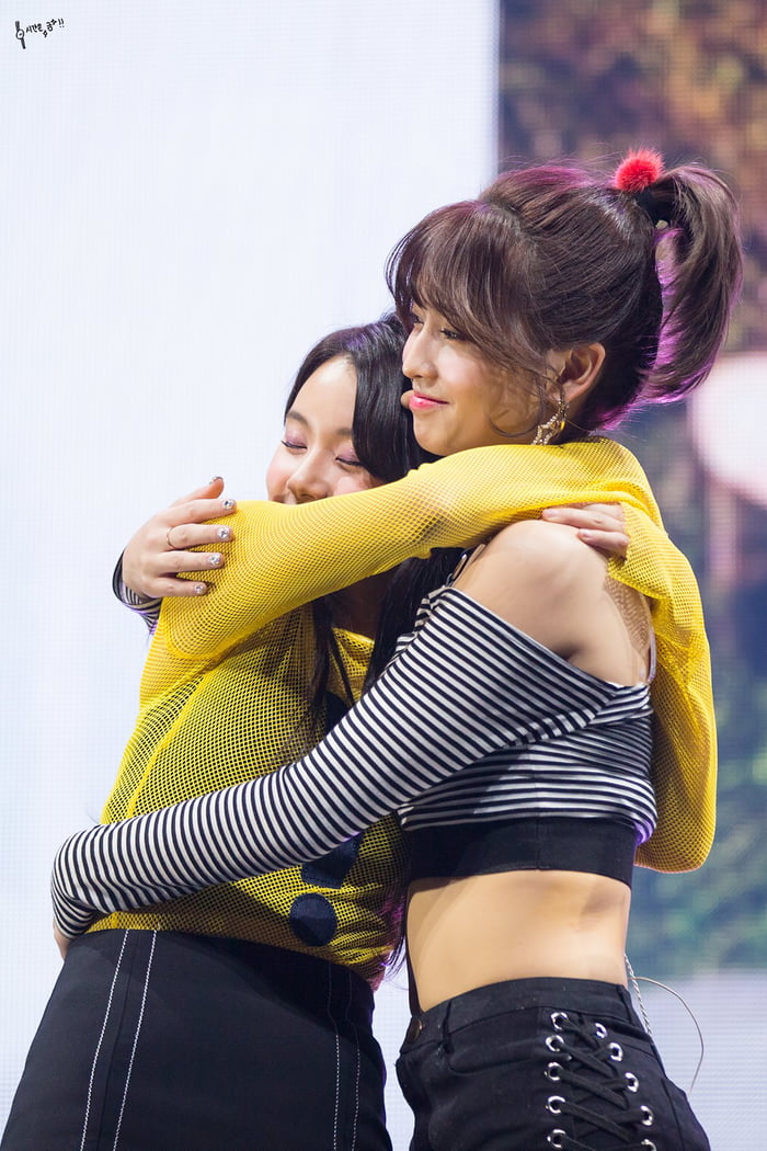 Photo : Momo and Chaeyoung