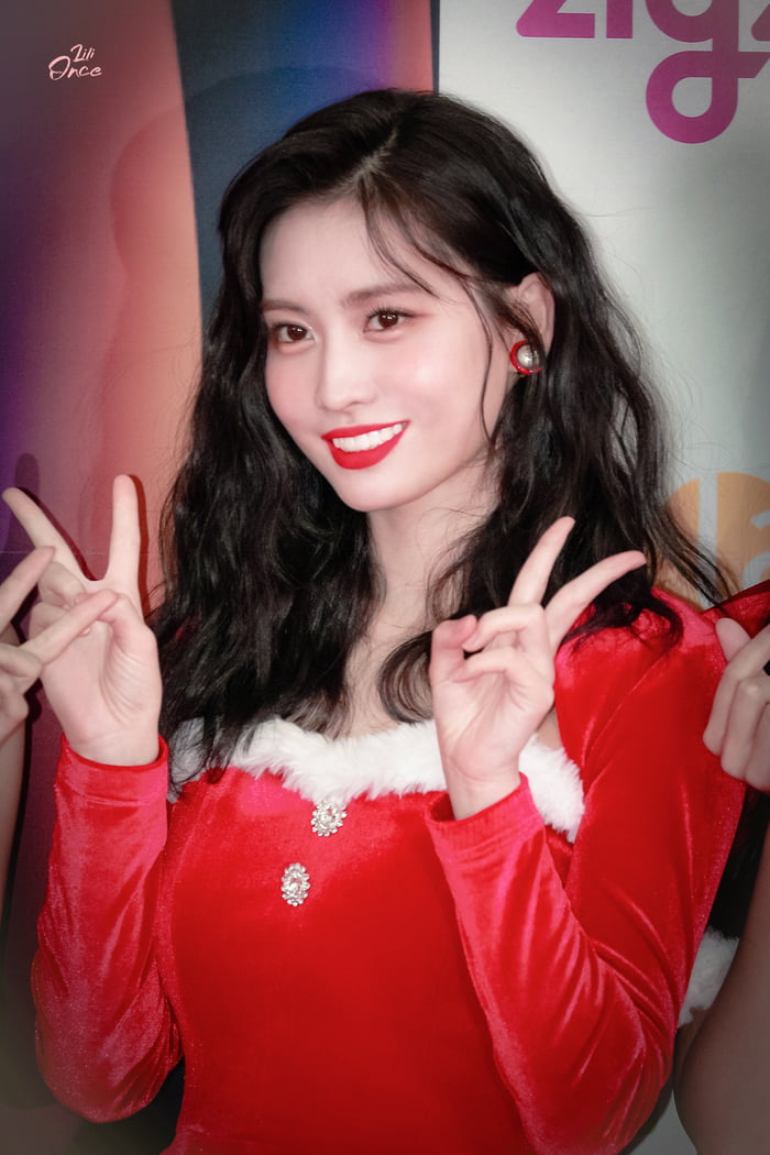 Photo : Momo in red