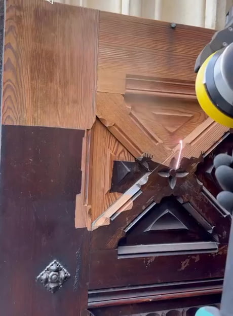 Watching this laser clean off old paint is so satisfying