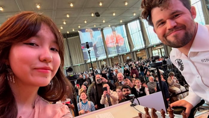 Chess player Alua Nurman decided to fulfill her dream and asked the legendary player for a selfie b4 their match, to which he agreed. Carlsen smiled for the ppic and then went and reported everything to the organizers, who confiscated Nurman's phone.
