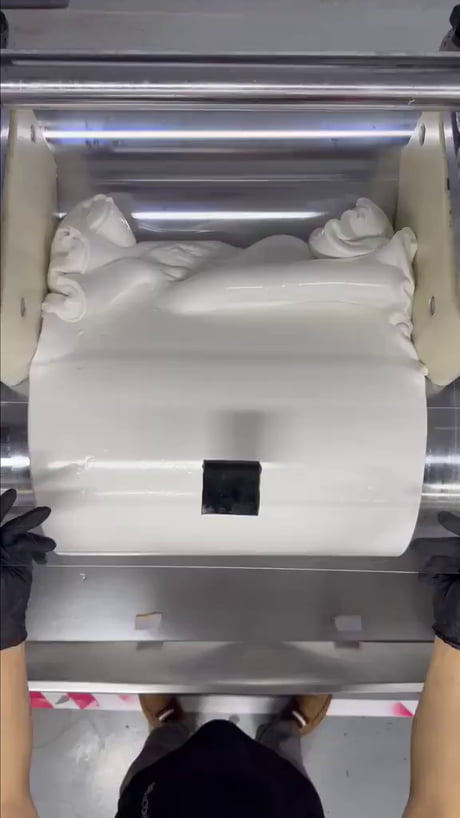 The production process in which a single piece of black pigment placed on white silicone is mixed between industrial rollers to achieve a homogeneous state.