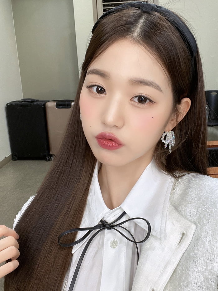 Photo : 220603 IVE Official Twitter Update with Jang Wonyoung