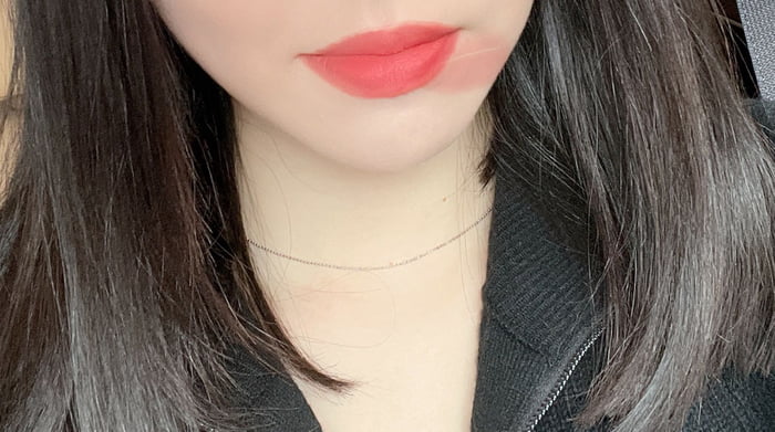 Photo : Yuju selcas (Yuju VLive Chat Room)