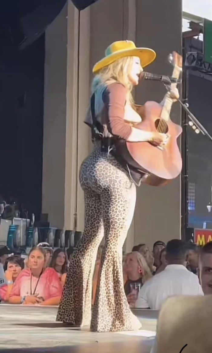 I Might Be Into Country Music Suddenly Artist Lainey Wilson 9GAG