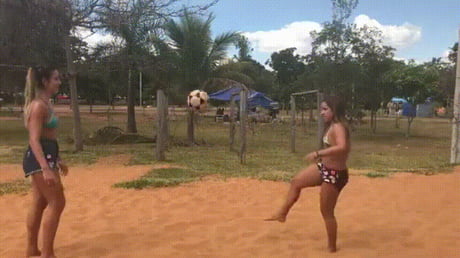 Impressive beach juggling