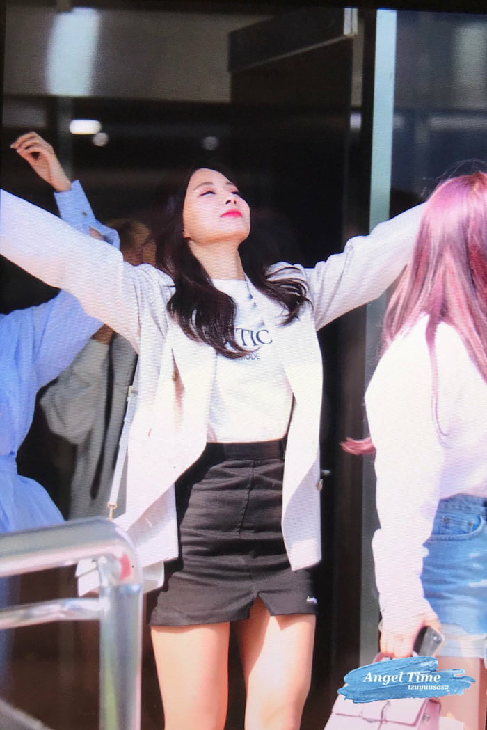 Photo : Tzuyu praising the sun