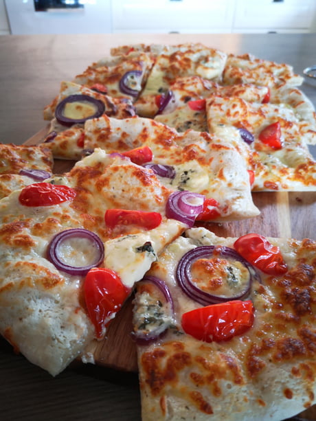 halt mikrofon galop Pizza bianco with romantica tomatoes, red onions, ädelost (swedish blue  cheese) and mozzarella. - 9GAG