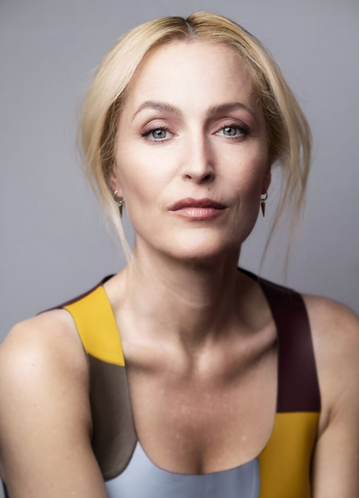 At 57 Gillian Anderson has had no plastic surgery, is not obsessed with makeup and just lives a healthy lifestyle. Something a lot of actresses should really take note of
