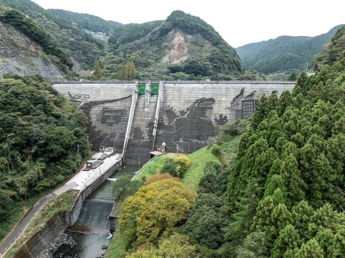 Godzilla Dam A German company that sells cleaning equipment used its pressure ...