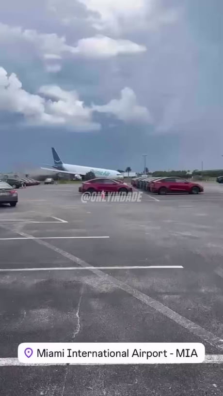 Oí, you can't park there mate