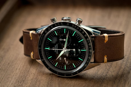 Lume shot of the Omega Speedmaster FOIS 