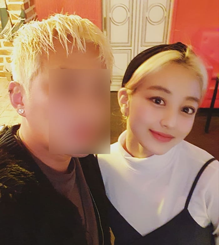 Photo : Jihyo took selcas with one of her choreographer friends