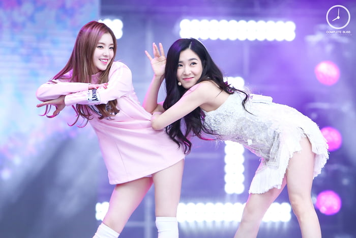 Photo : Red Velvet - Irene & Girls' Generation - Tiffany Young