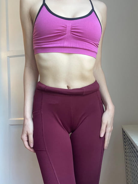 The camel toe is real in these yoga pants - 9GAG