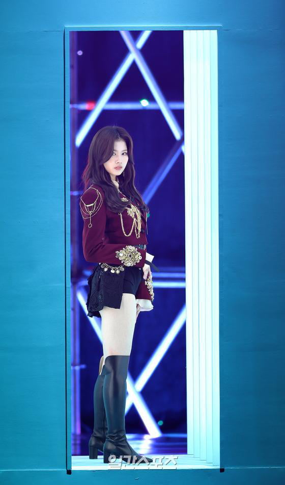 Photo : Stunning Sana