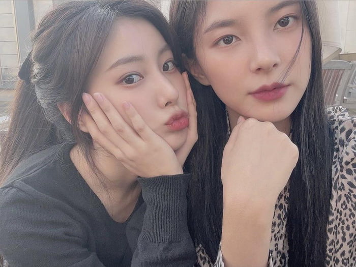Photo : 210930 Kang Hyewon Instagram Story Update with Shin Suhyun
