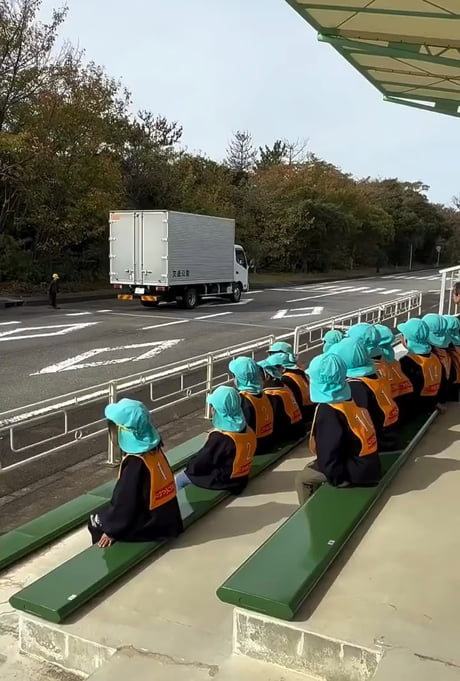 Japanese kids learning about road safety