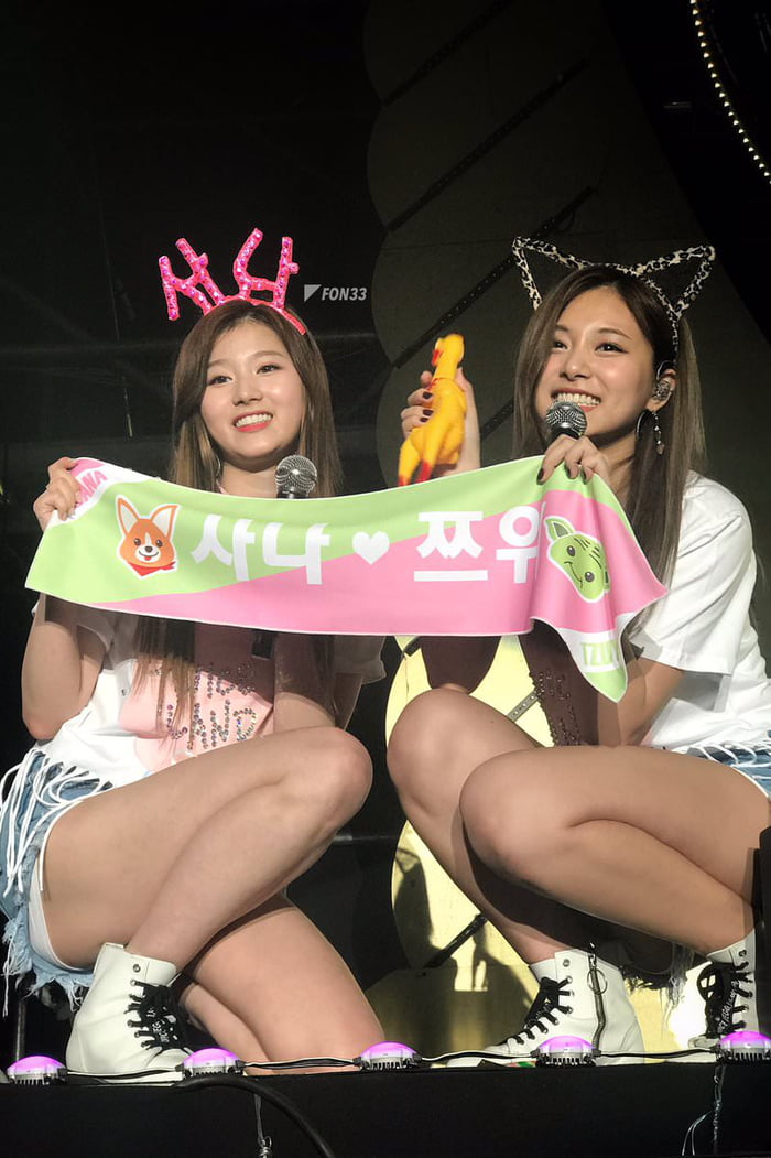 Photo : Sana and Tzuyu