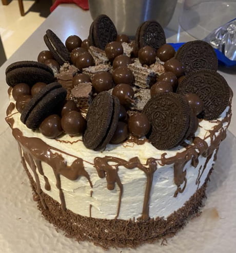 Chocolate Sponge Cake With Oreos Maltesers And Wafers 9gag