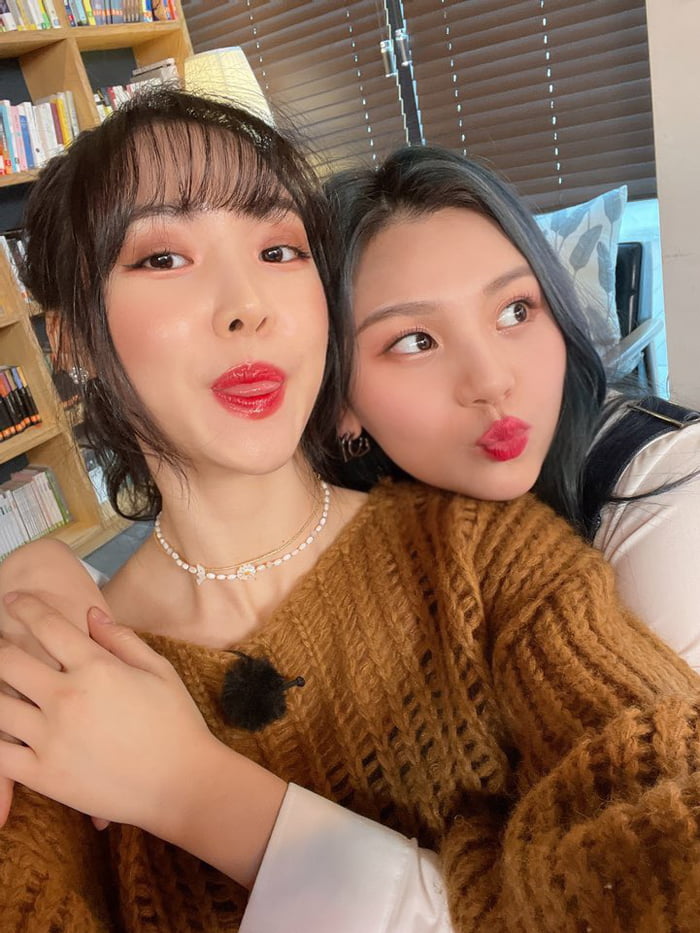 Photo : Yuju Weverse Update with Umji