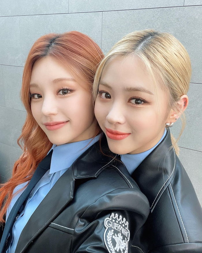 Photo : Yeji & Ryujin