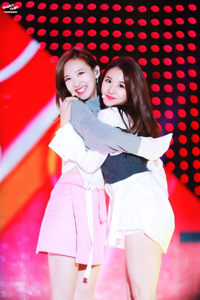 Photo : Nayeon & Chaeyoung