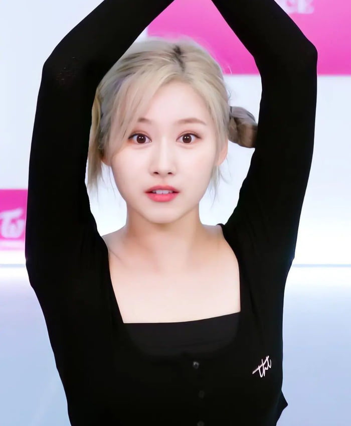 Photo : Playfull cute sana