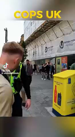 British 🇬🇧 MAN standing up against Police