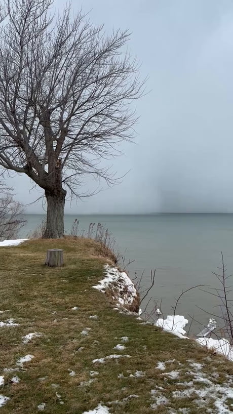 Arrival of a snow squall.