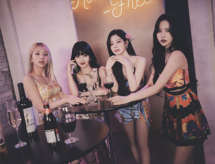 Photo : Mina, momo, dahyun and Chaeyoung