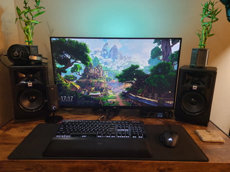 Hybrid home studio gaming setup - 9GAG