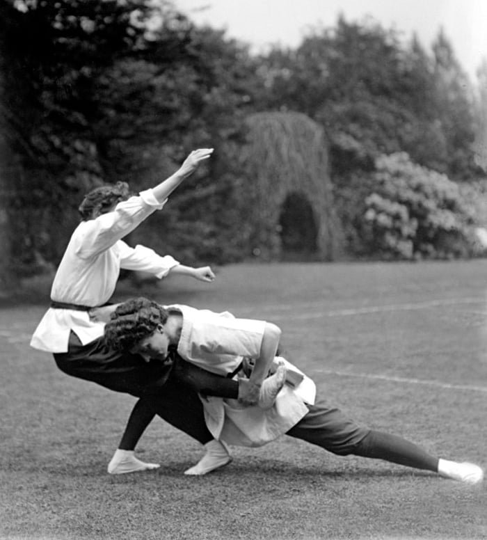 The Duchess of Bedford practising jujitsu, 1905 9GAG