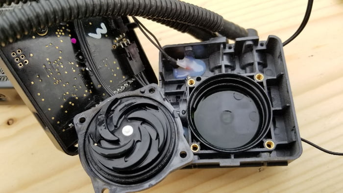 heres-the-inside-of-the-pump-assembly-on-a-corsair-h100-aio-cpu-cooler