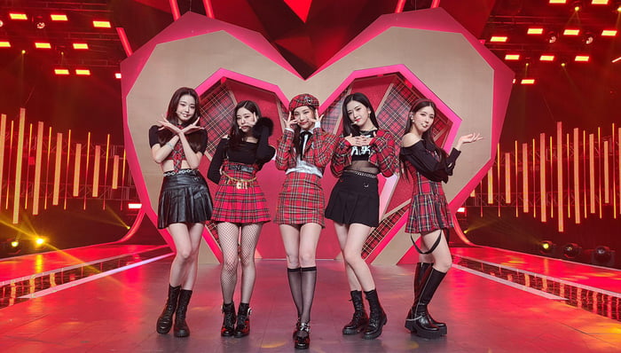 Photo : 211231 ITZY Twitter Update with Kim Minju, An Yujin and Jang Wonyoung (feat. Yeji and (G)I-DLE Miyeon)