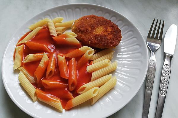 Deutsches Jägerschnitzel: panierte Jagdwurst und Nudeln mit Ketchup ...