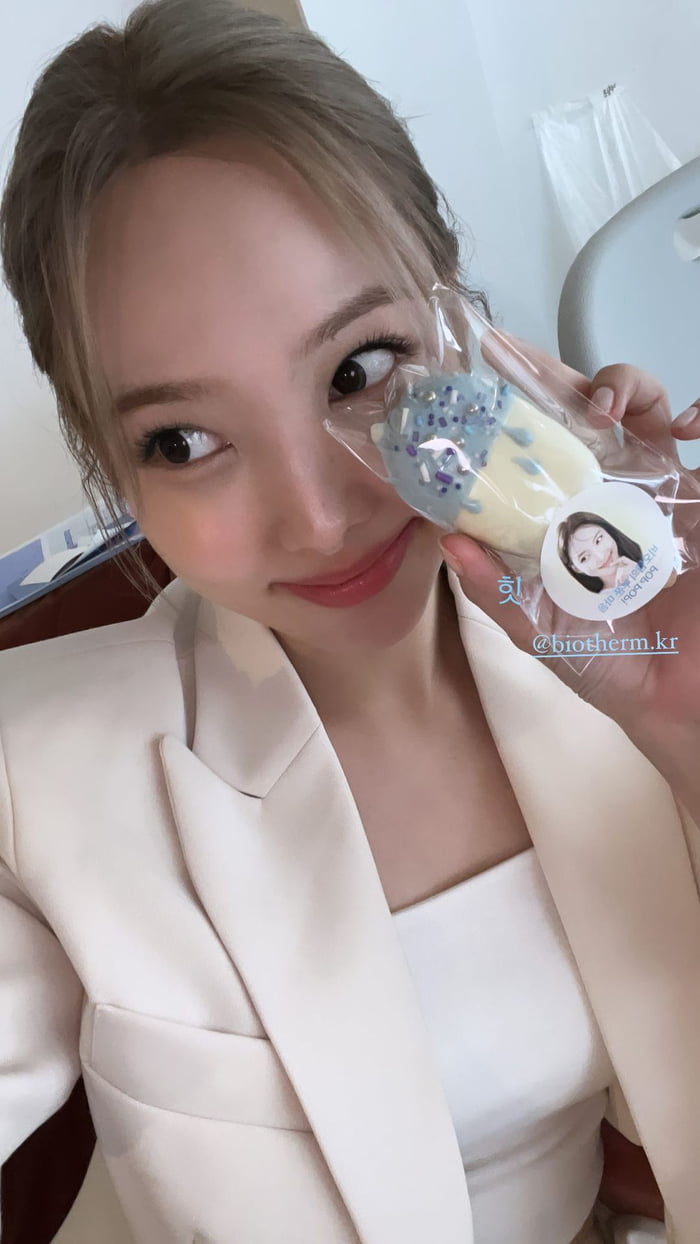 Photo : Nayeon Biotherm ig story