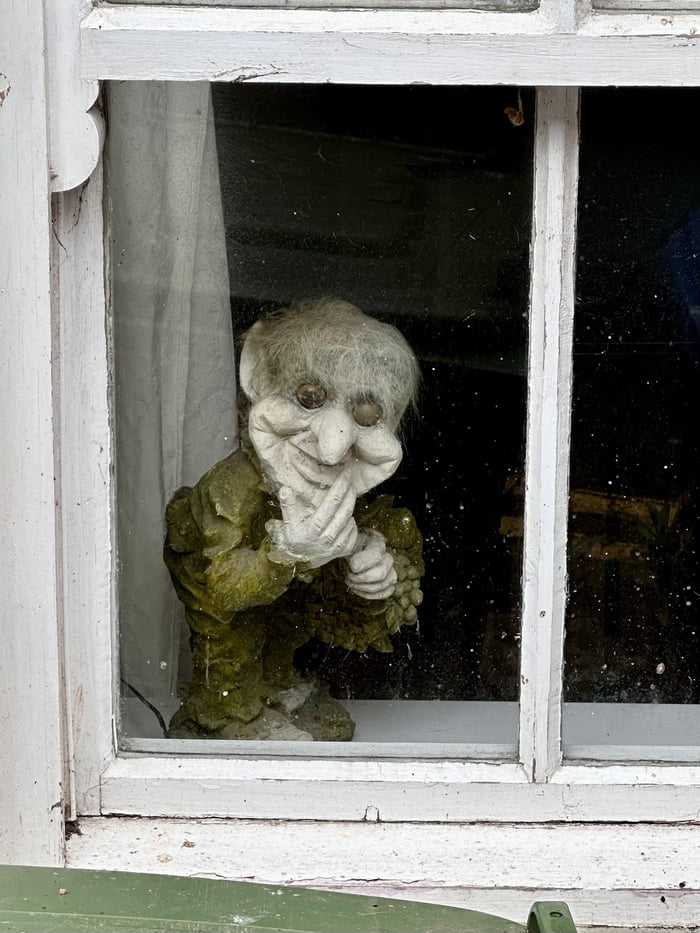 this-happy-chap-watching-the-world-go-by-9gag