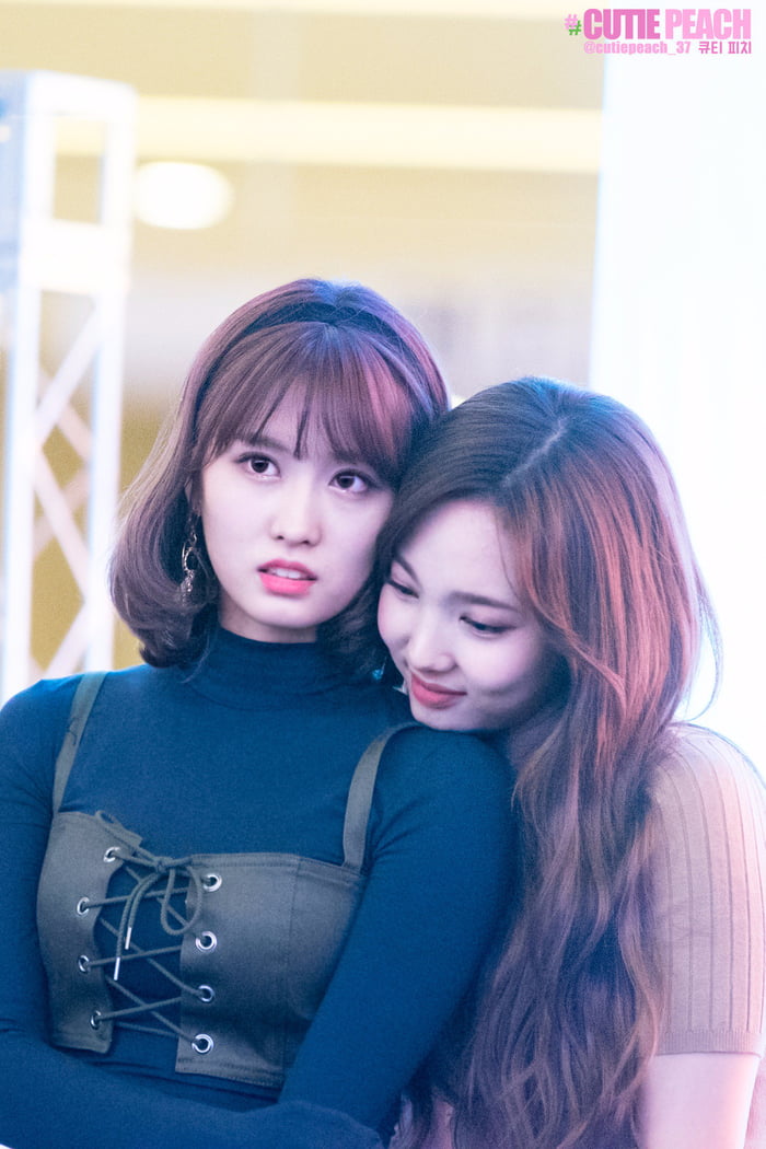 Photo : Momo & Nayeon