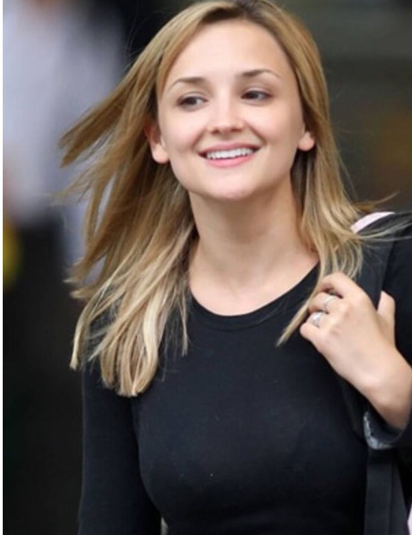 Bill Gates' daughter. She's quite hot 🔥 9GAG