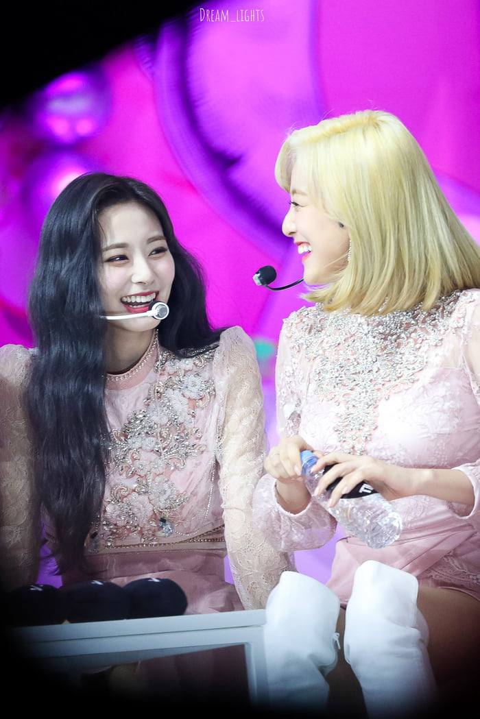 Photo : Tzuyu and Jihyo being all smiles