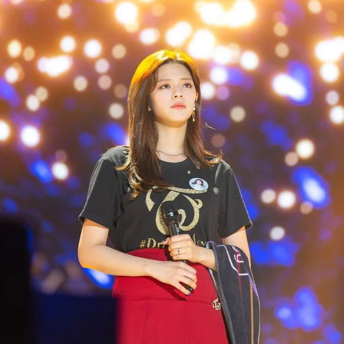 Photo : This pic of Jeongyeon looks like it came straight out of a movie scene
