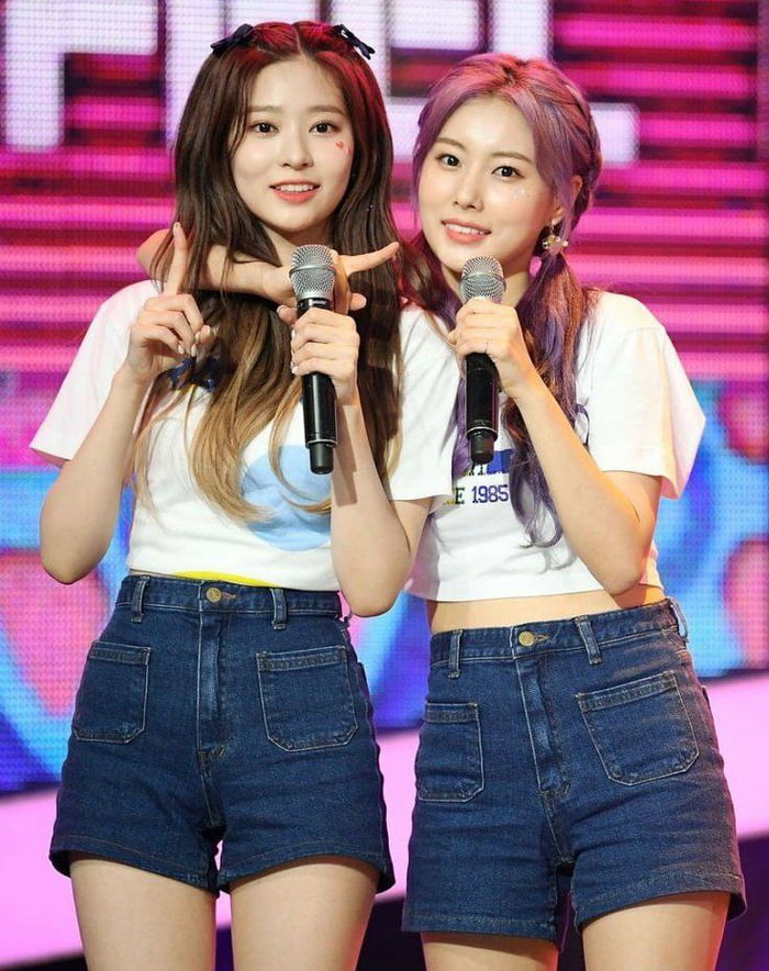 Photo : Minju and Hyewon