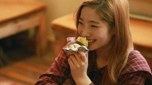 Photo : Dahyun and her sweet potato
