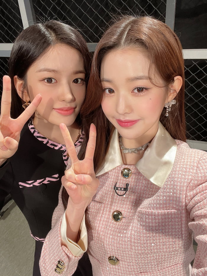 Photo : 220409 IVE Official Twitter Update with An Yujin and Jang Wonyoung