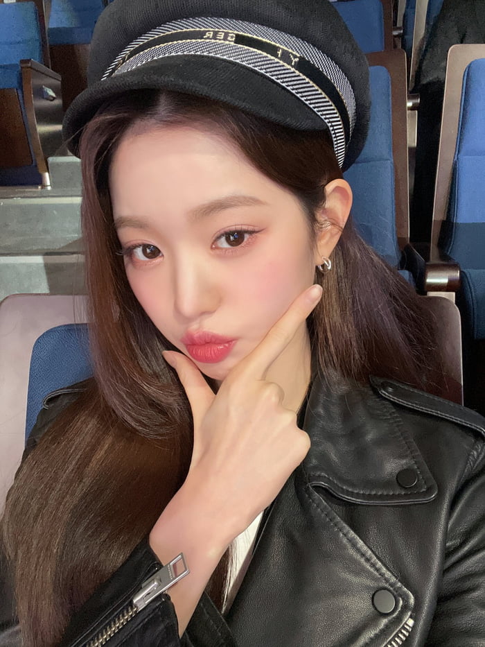 Photo : 220318 IVE Official Twitter Update with Jang Wonyoung