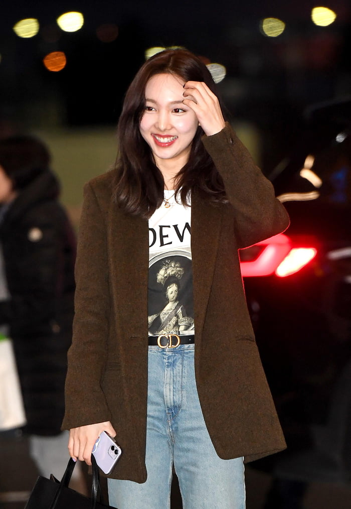 Photo : Nayeon at the airport